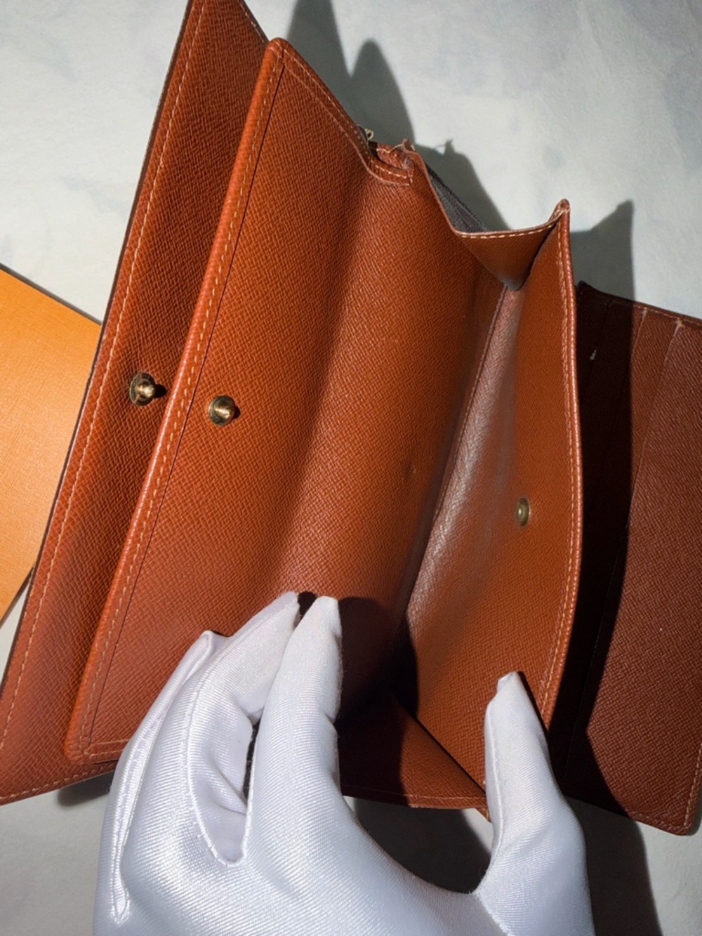 LOUIS VUITTON INTERNATIONAL WALLET - Picture 11 of 15